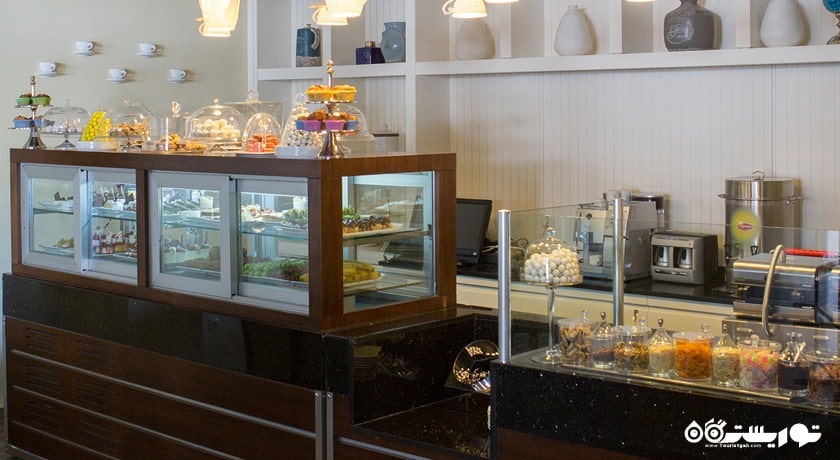 نمایی از بوفه کیک و شیرینی